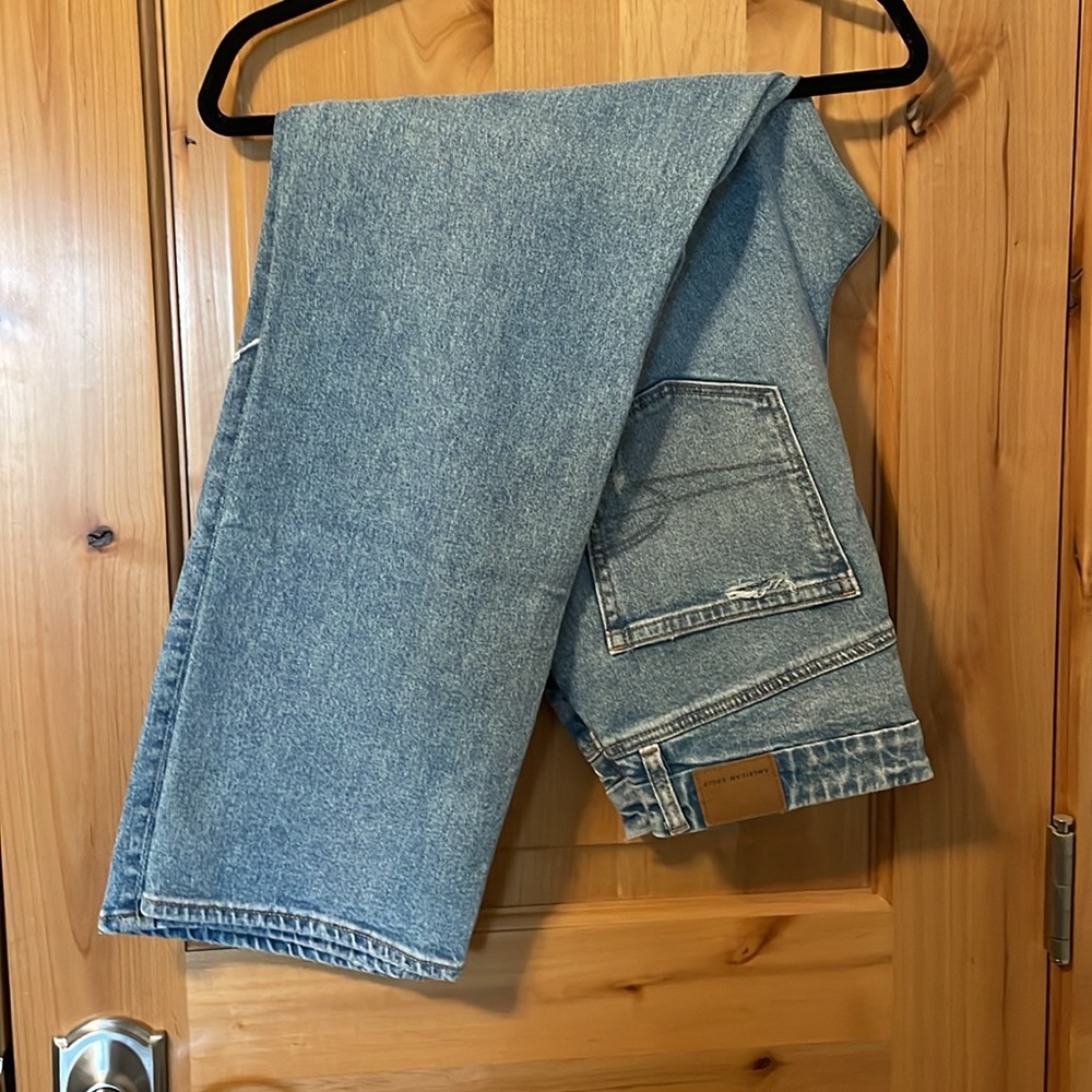 American eagle, curvy 90’s straight ripped jeans